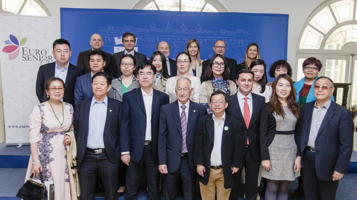 Misión comercial de empresarios y políticos de la provincia china de Hainan, ayer, en la primera planta de la Diputación Provincial, con el preside