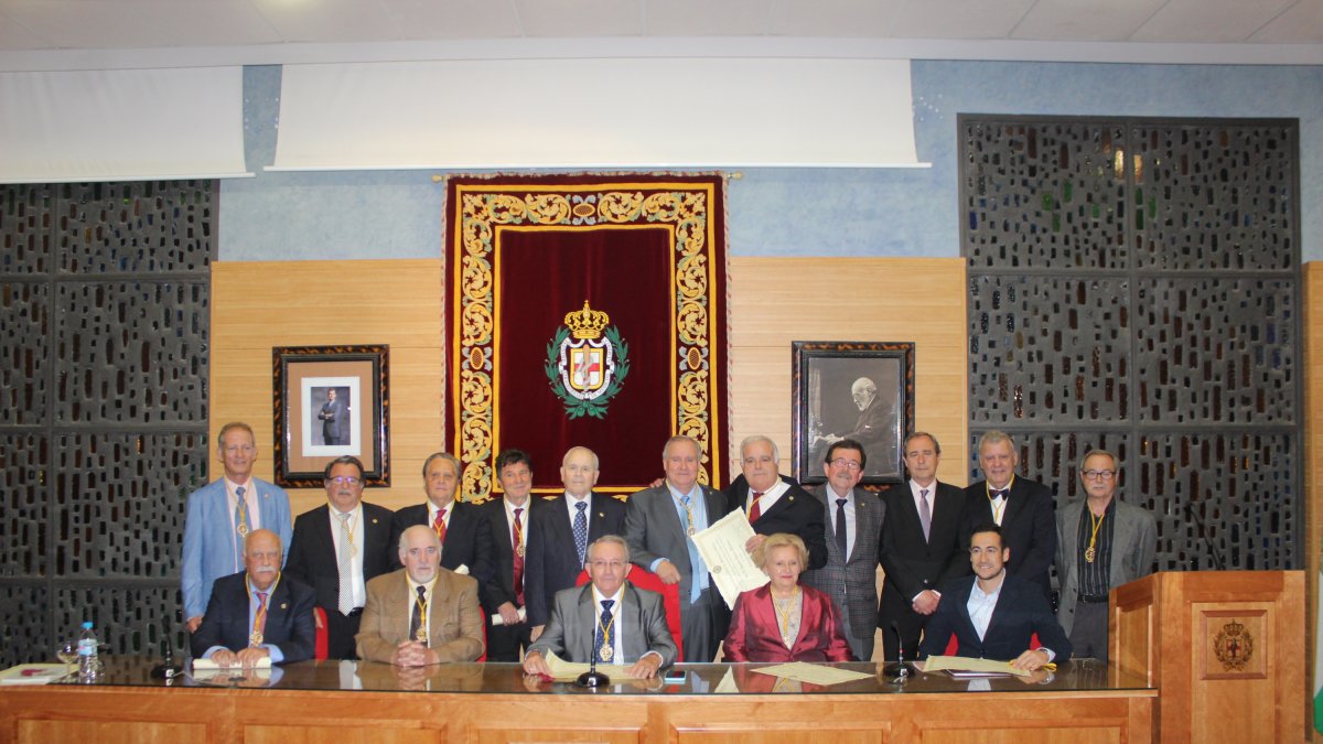 El presidente del Colegio, el Presidente de Honor y los nuevos miembros honoríficos colegiales.