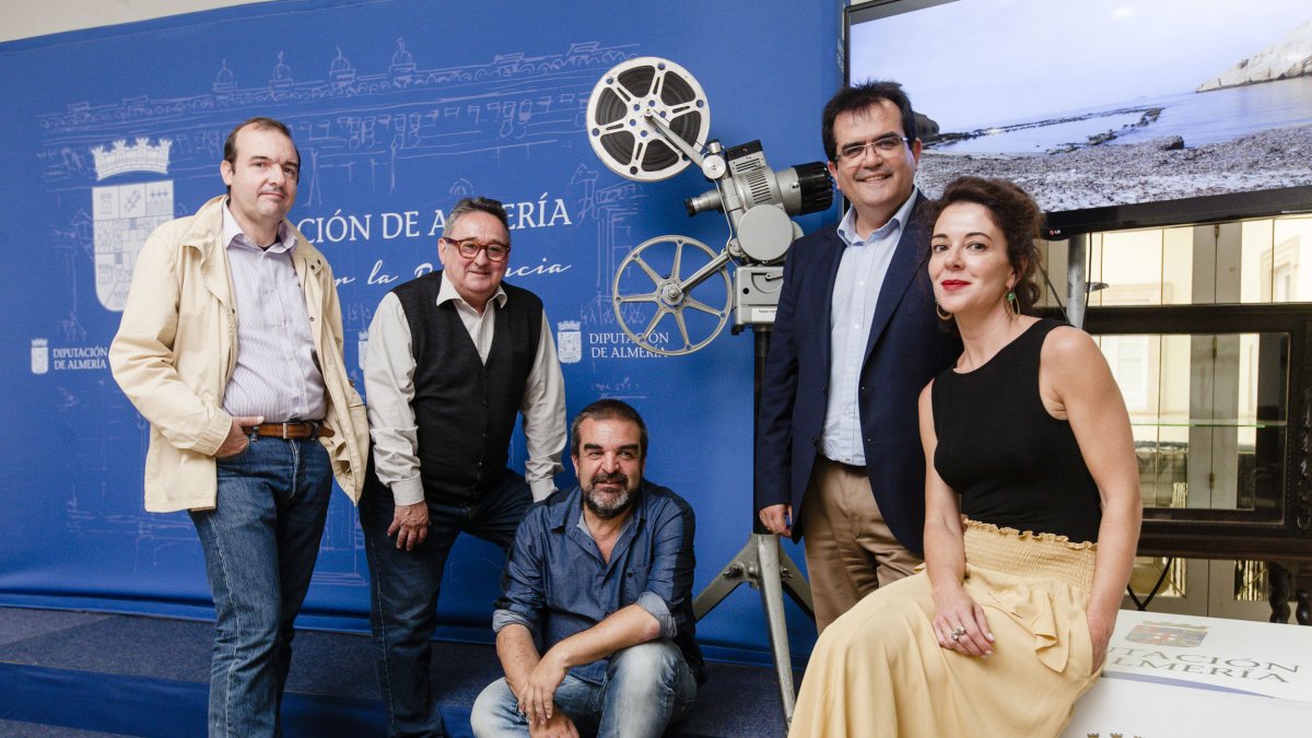 En la Diputación, ayer, el director de arte Josep Rossell, el productor Gervasio Iglesias y la localizadora Angélica Sodupe entre Enrique Iznaola y A