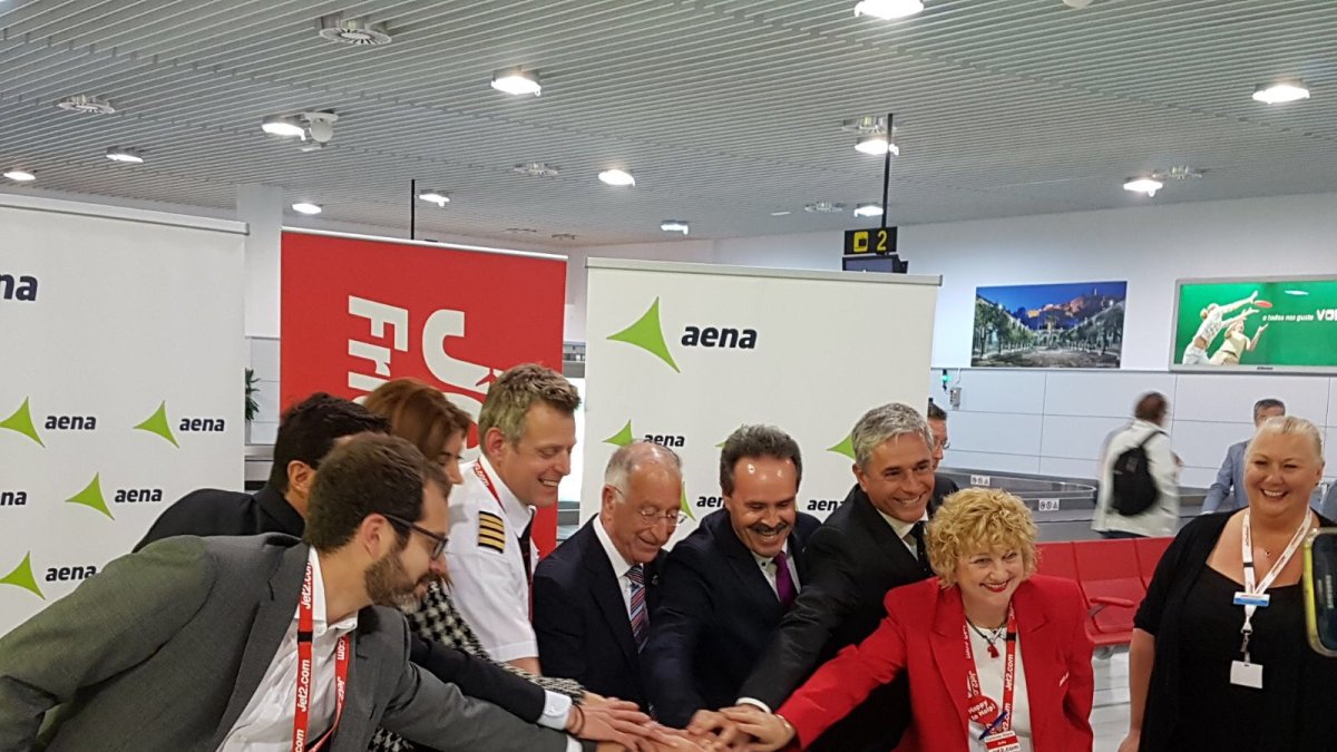 Celebración ayer en el aeropuerto con la llegada del primer vuelo de Edimburgo.