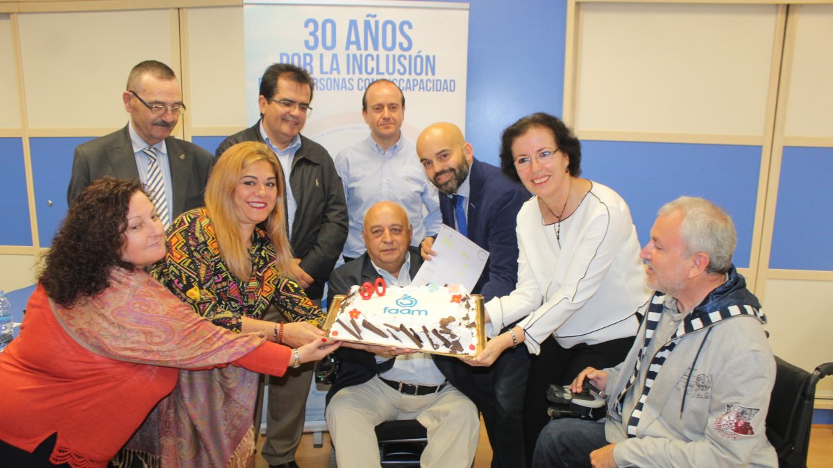 El presidente de la FAAM, la delegada de gobierno, el diputado provincial de Cultura y el jefe del área de Igualdad del Ayuntamiento con las asociaci