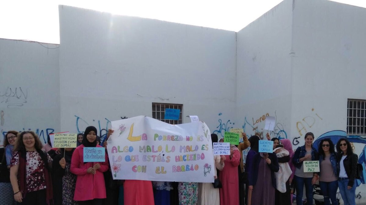 Las mujeres concentradas con pancartas en mano.