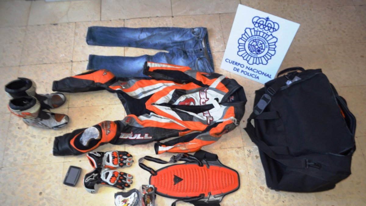 En el momento de los arrestos, se les ha intervenido ropa de motocross.