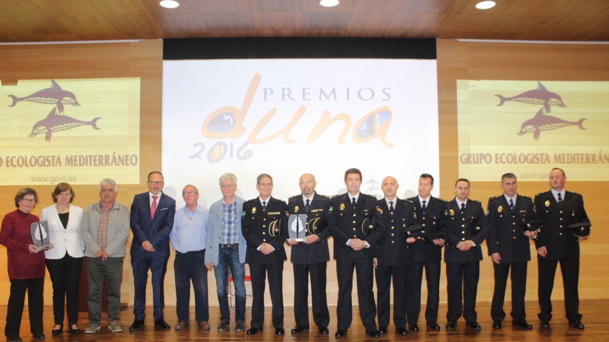 El presidente del GEM, José Rivera; y el redactor jefe de LA VOZ; Antonio Fernández; con el alcalde y concejales del Ayuntamiento de Almócita y el Gr