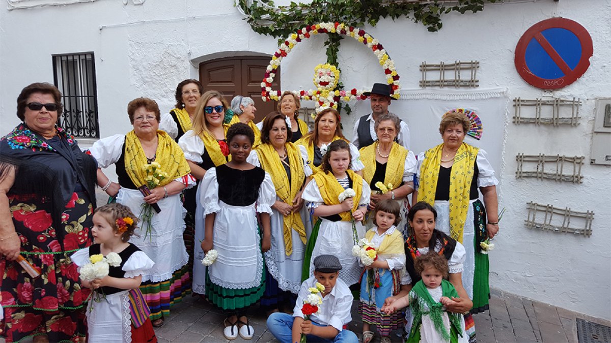 Trajes típicos de mojaquera e indalos florales.