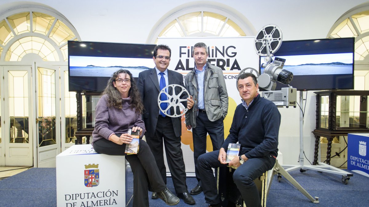 Presentación de las rutas con Cristina Serena y Fernando Alonso (sentados), guías en Tabernas y el Parque Natural respectivamente. Tras ellos, Antoni