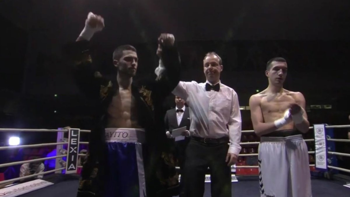 Rayito proclamado vencedor de su último combate.