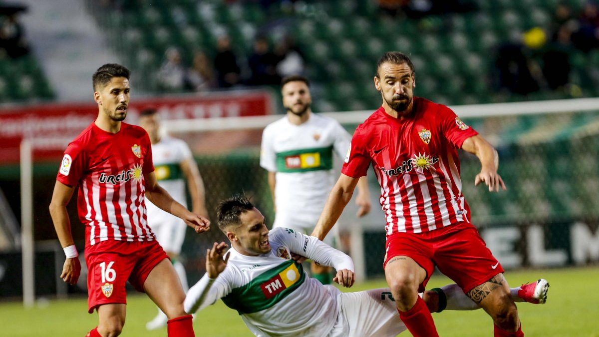 Borja en una jugada del partido en el Martínez Valero.