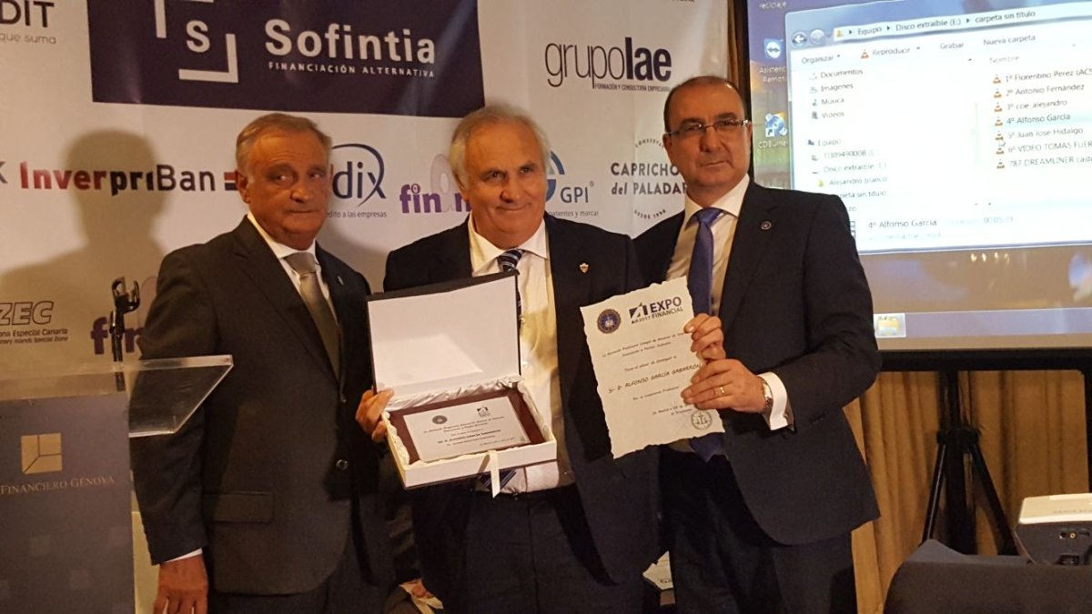 Alfonso García con Ricardo Martínez tras recibir el galardón.