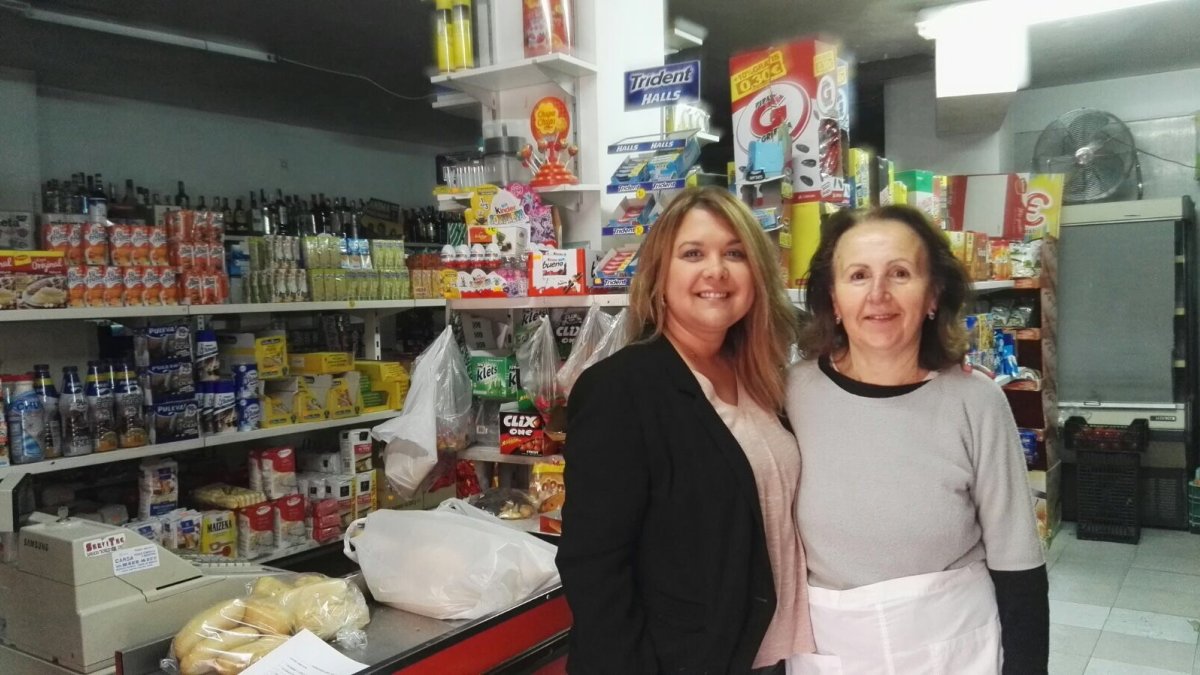 La concejala visitando el Supermercado José Luis, colaborador del programa.
