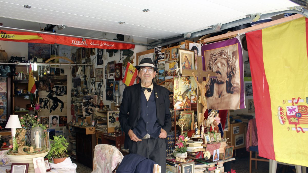 Luis Pérez Sánchez en el museo de la música y de la religión que ha abierto en la calle de la Estrella.