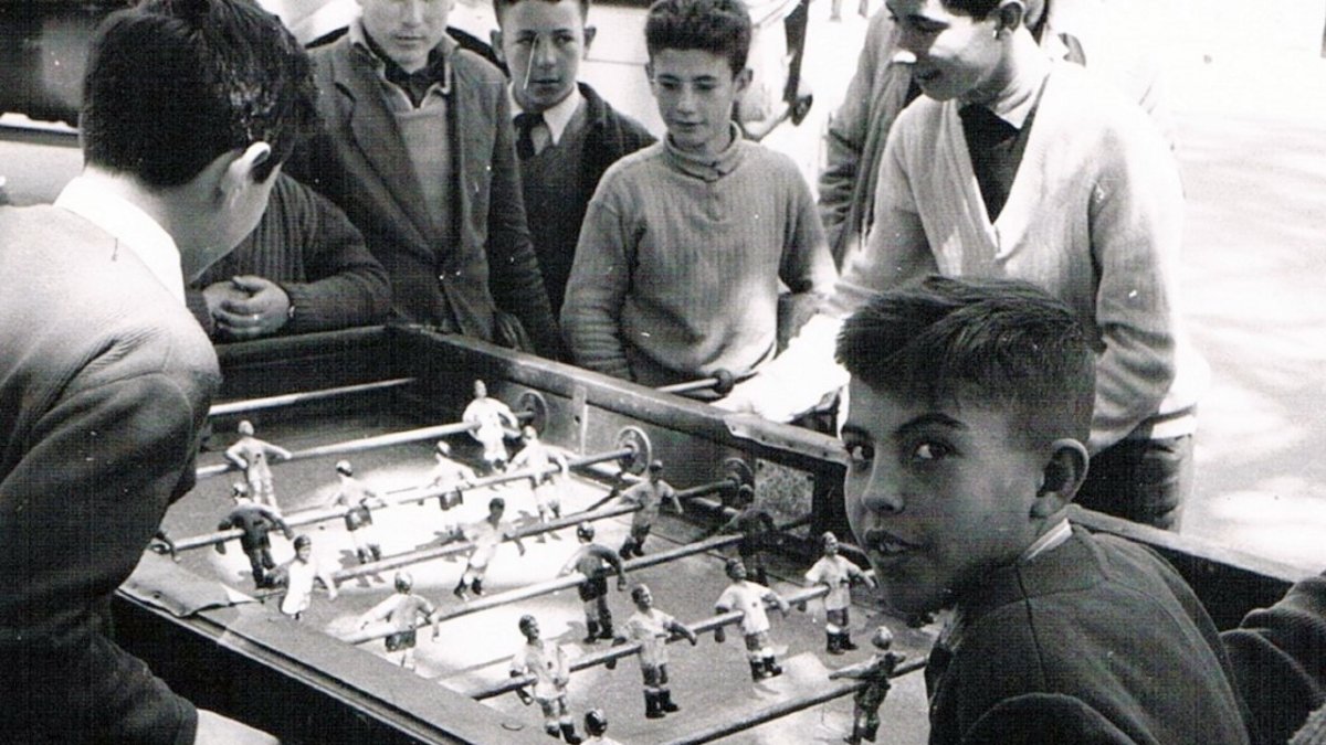 Una partida de futbolín a finales de los años 60, de las muchas que se organizaban en Almería entre parejas rivales de niños que pasaban las tardes e