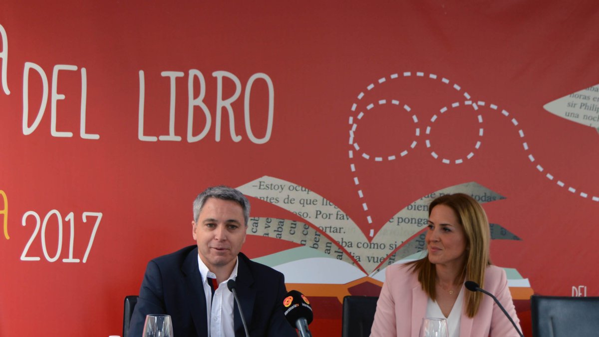 Vicente Vallés y Mar Díez durante la presentación en la Feria del Libro de Almería.