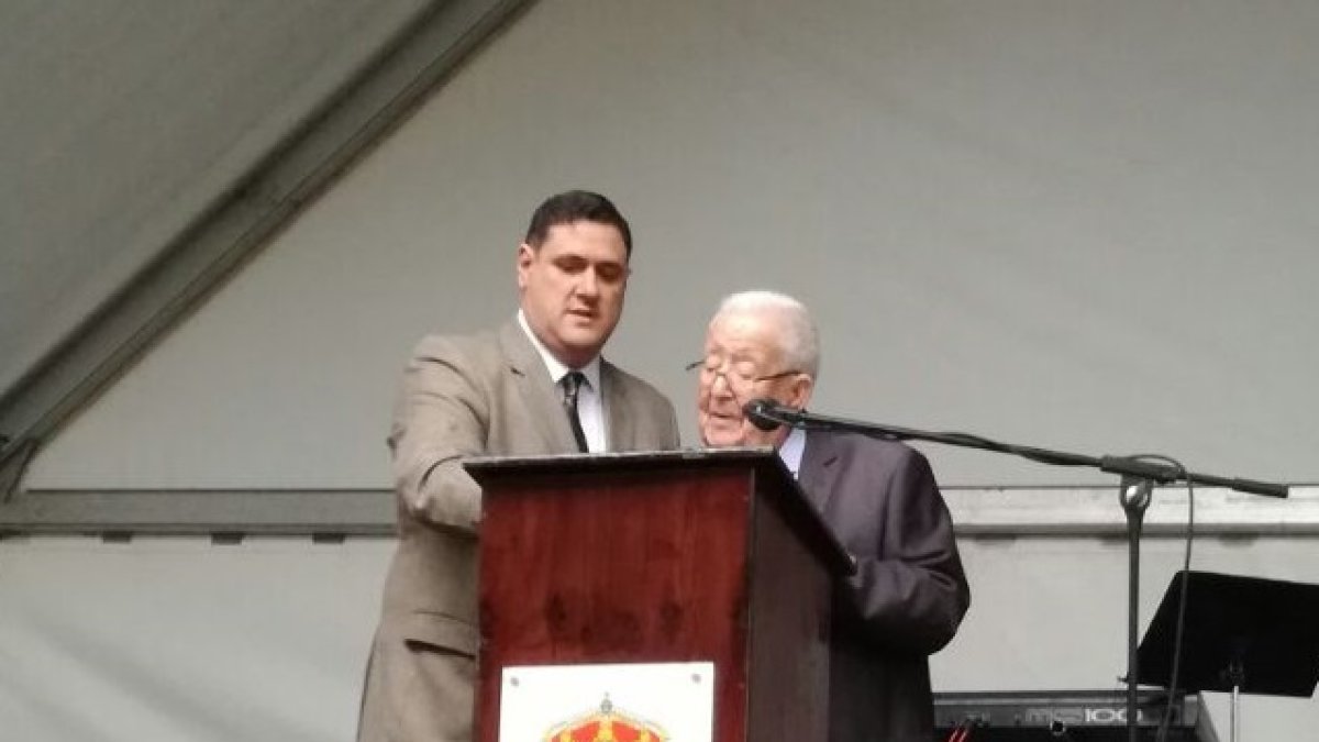 El alcalde de Canjáyar, Francisco Alonso; y el pregonero oficial de las Fiestas de la Santa Cruz, Domingo Vizcaíno.