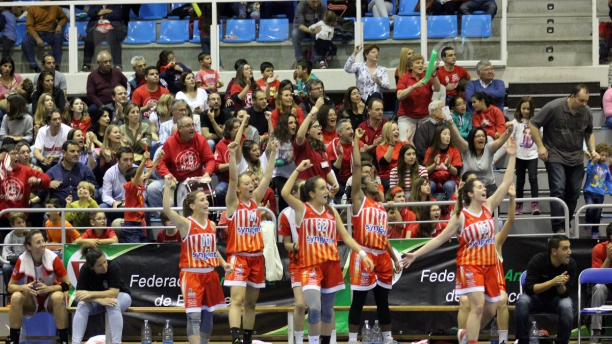 Las jugadoras del Syngenta saludando a su afición.
