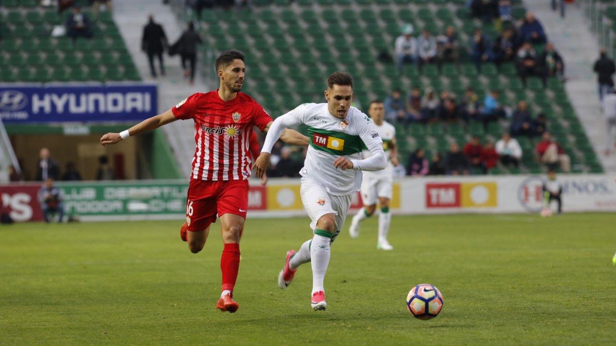 Fidel en una jugada del Elche-Almería.