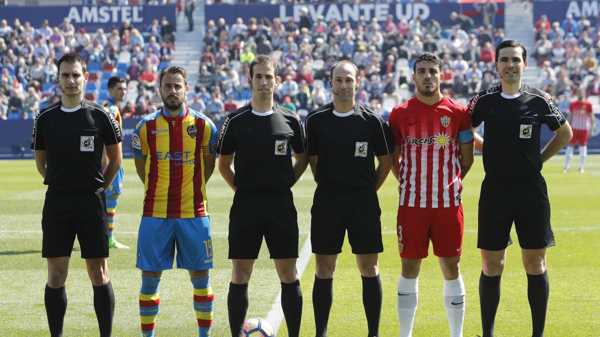 Pallas en el partido Levante-Almería.