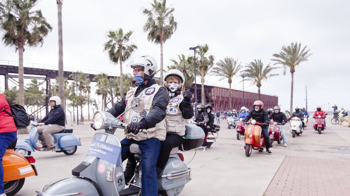 Salida del centenar de scooters desde el Cable Inglés en la mañana del domingo.
