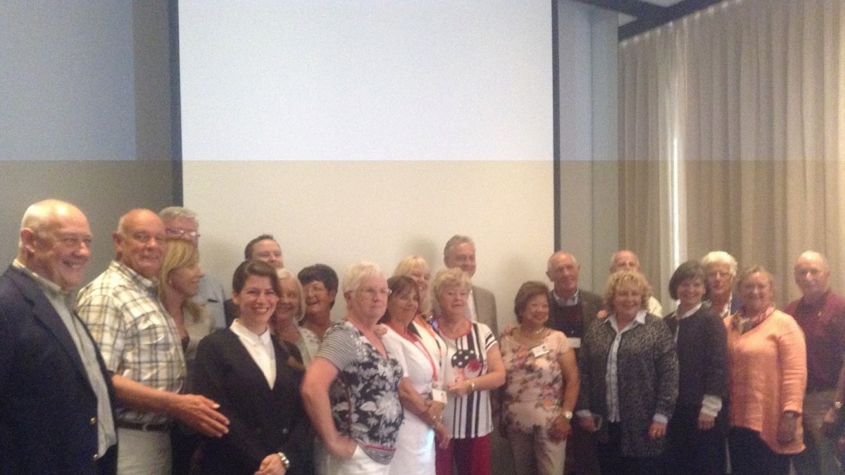 El concejal zurgenero (segundo por la izquierda) en el encuentro con el embajador.