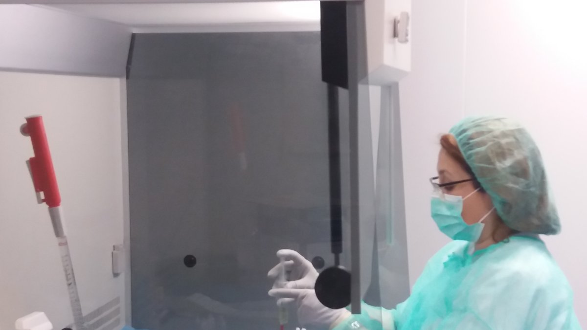 La producción  del colirio, que se realiza de forma personalizada según las necesidades de cada paciente, se hace siguiendo estrictos protocolos de s