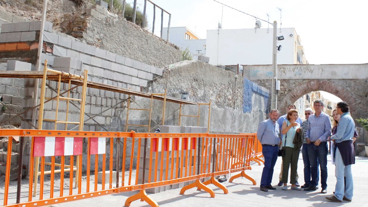 Visita del alcalde, concejales y técnicos a las obras del muro en ruinas.