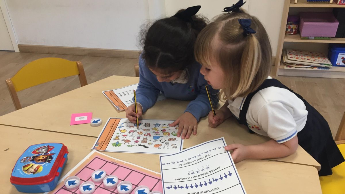 Dos de las niñas que participan en este curso de lenguaje computacional resolviendo uno de los problemas.