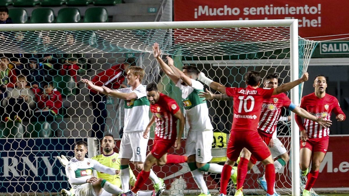 Ximo Navarro celebrando su gol de pizarra al Elche.