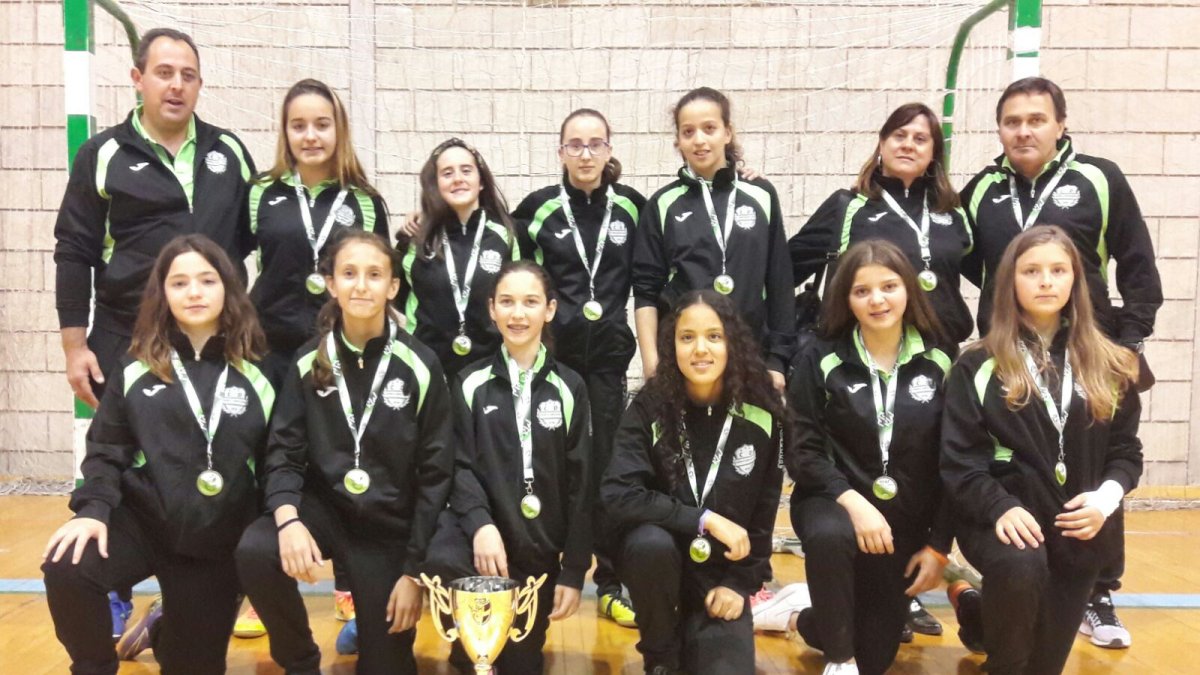 Las almerienses posan con la copa conquistada.