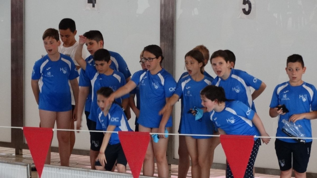 Los más pequeños cerca de la piscina.