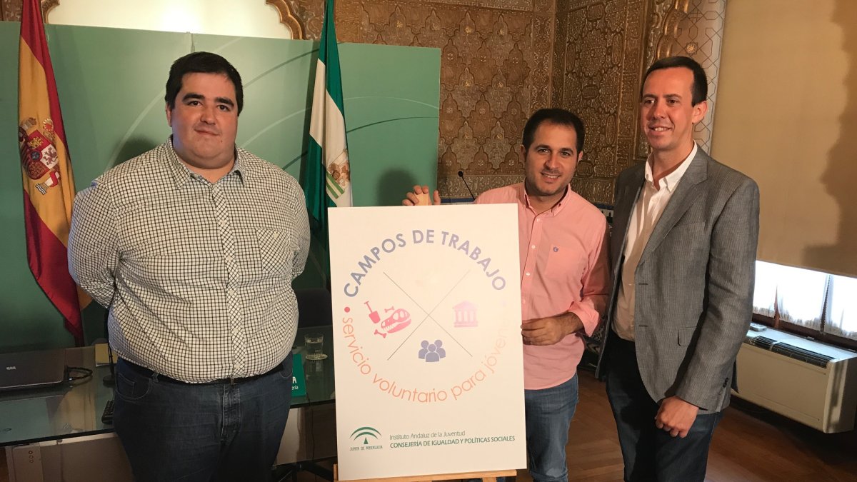 EL coordinador del IAJ, Francisco Pizarro (centro) junto a Ramón Soto y J.M. Martín.