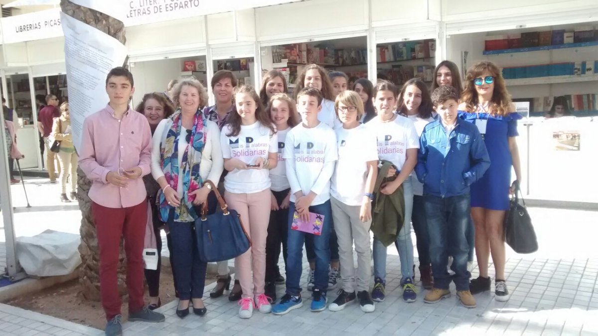 Alumnos del IES Maestro Padilla con su libro Mis palabras solidarias.