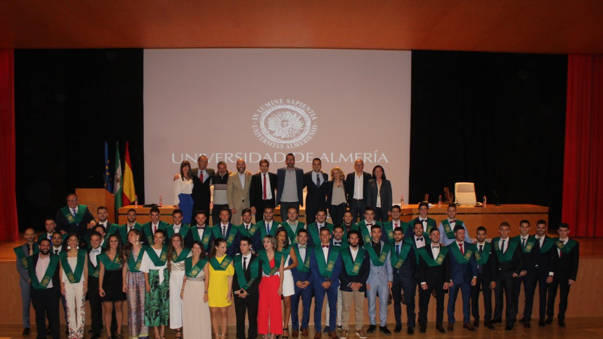 El vicedecano?Manuel Rodríguez; el presidente del COLEF de Andalucía, Alejandro Serrano; los profesores del Grado y los 46 alumnos de la 2ª promoción