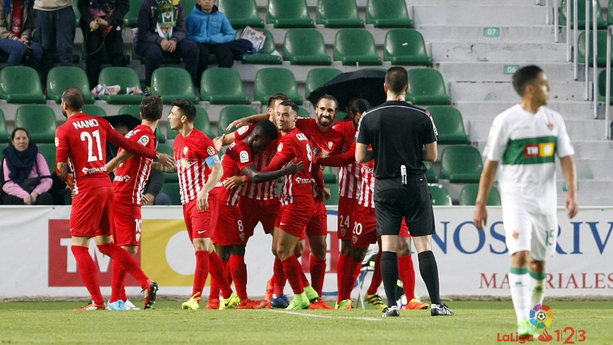 Los jugadores del Almería celebrando la victoria en Elche.