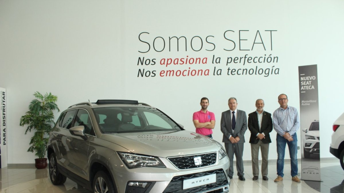 El alcalde de Vera, Félix López, en la presentación del sponsor.