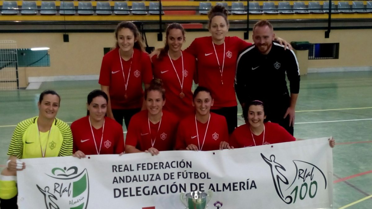 Las jugadoras de Estudiantes posando con la Copa.