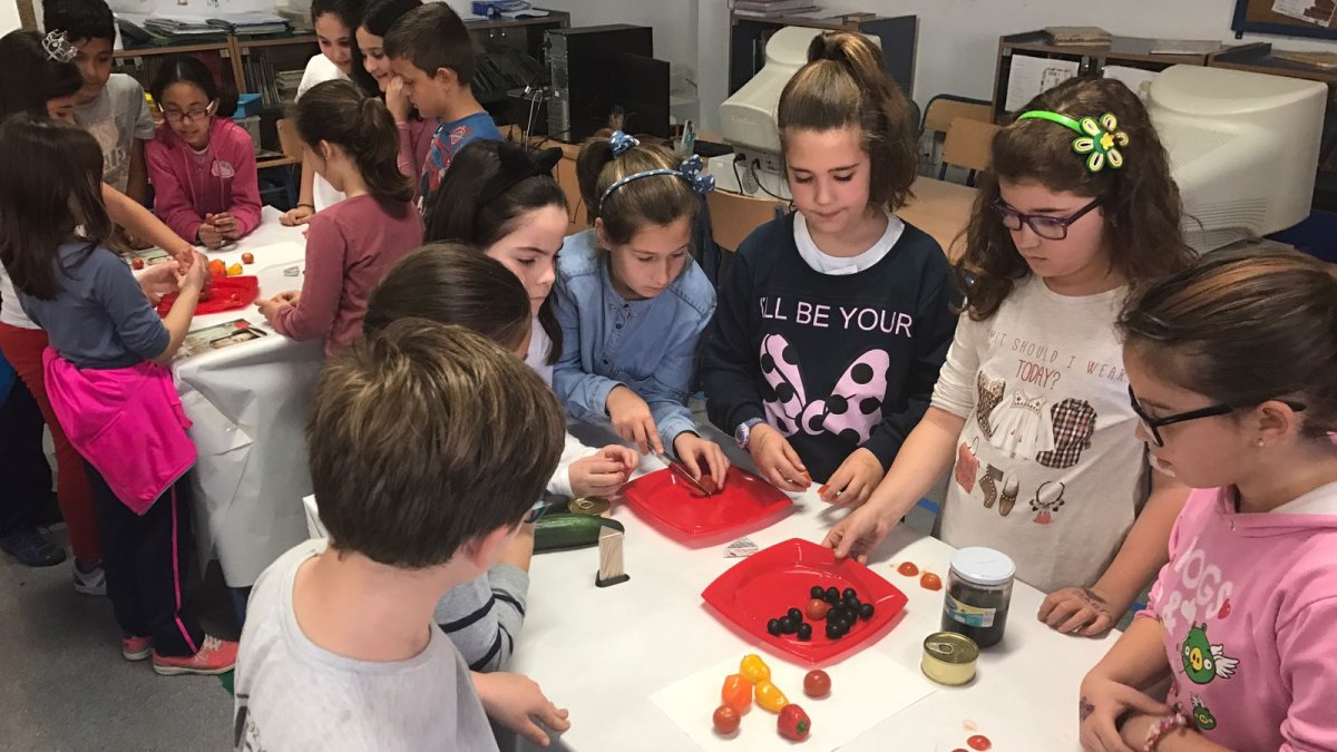 Jóvenes aprendiendo a comer sano de la mano de los profesionales de La Unión.