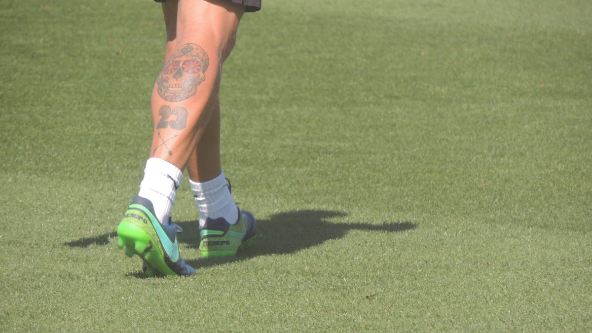 ¿De quién es este gemelo derecho tatuado?