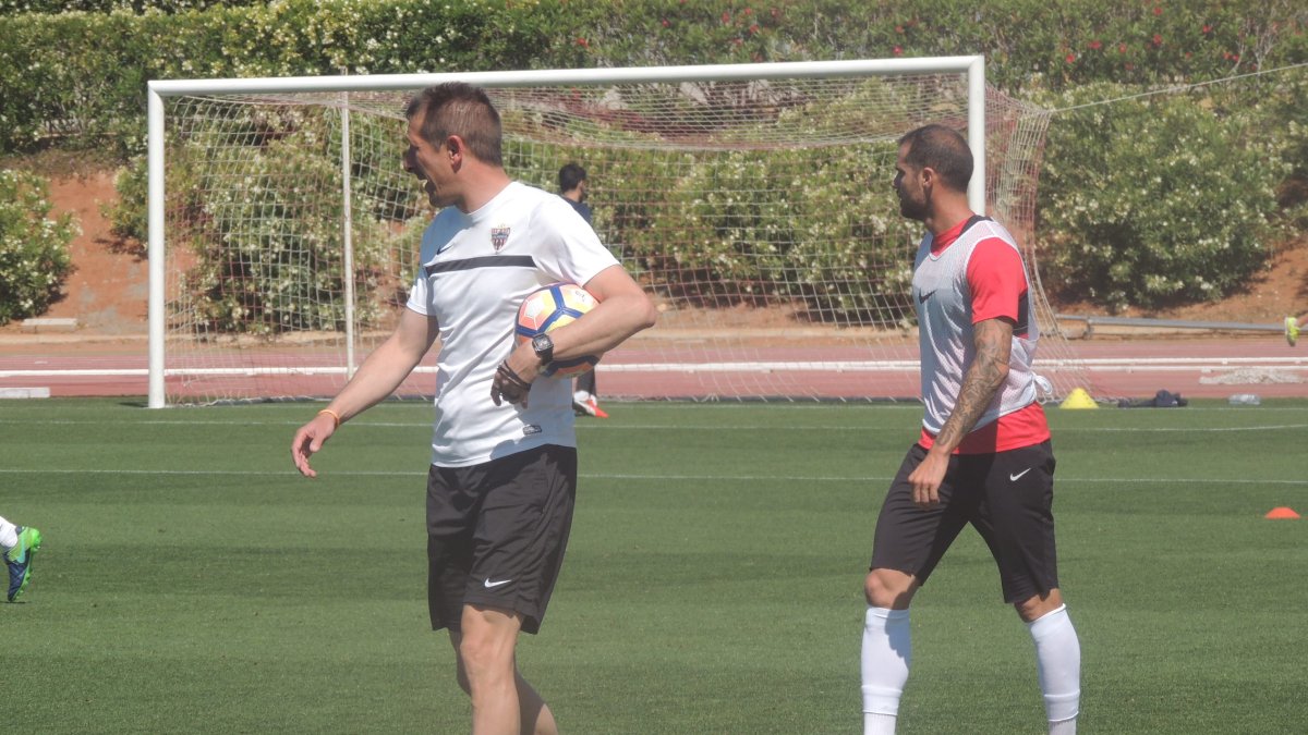 Ramis con el lateral Nano.