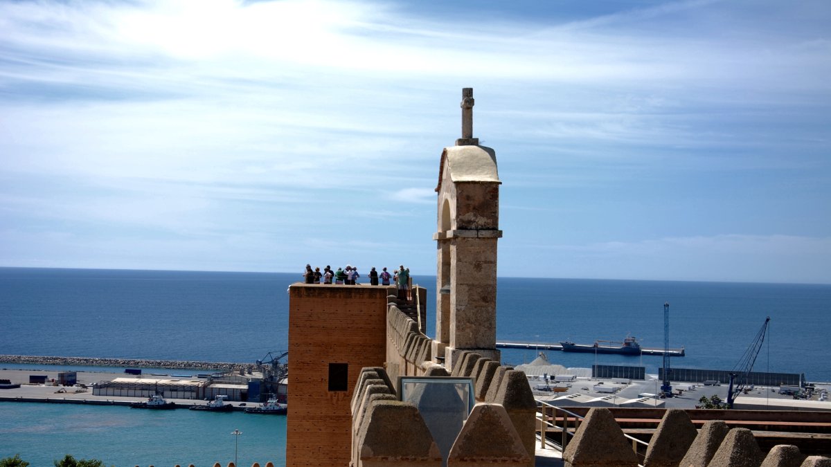 Vista de la Alcazaba con el mar al fondo.