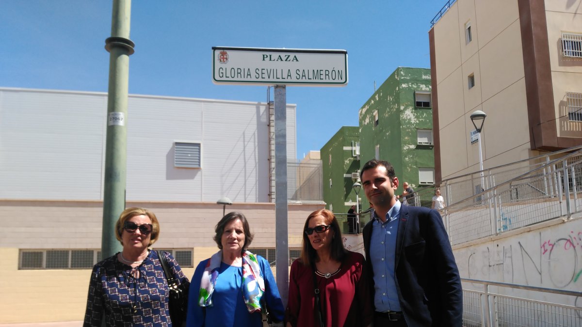 El alcalde junto a las hijas de Gloria Sevilla