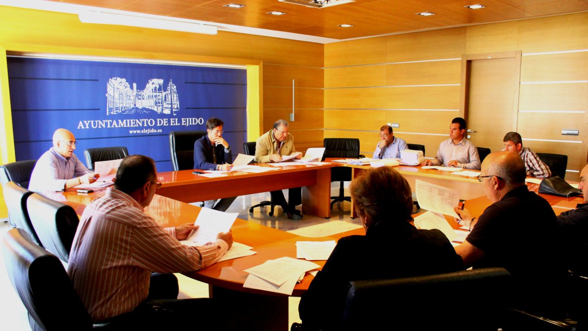 Reunión ayer del Consorcio de Residuos del Poniente que se celebró en el Ayuntamiento de El Ejido.