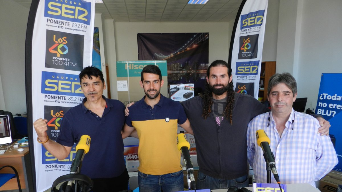 Equipo de www.elejidoshopping.es junto con David Fernández y Bayo en la tertulia de SER Deportivos.