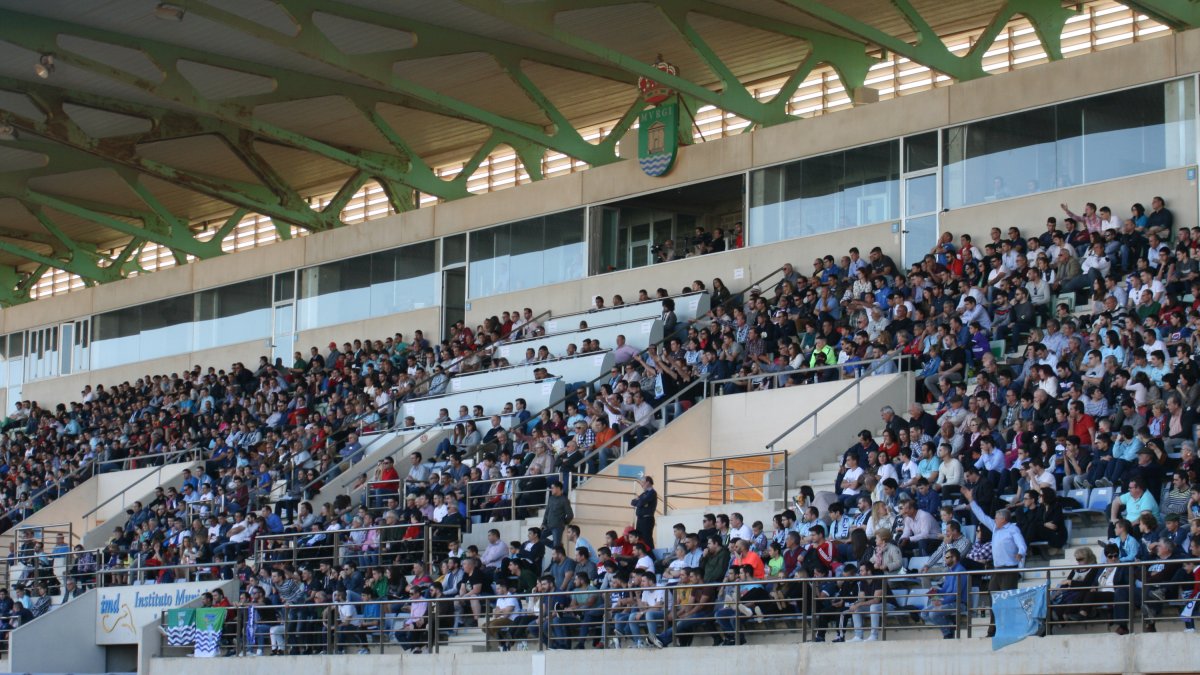 Afición en la grada del estadio de Santo Domingo.