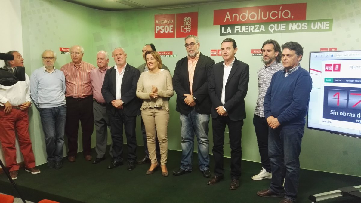 Participantes en la reunión PSOE-Mesa del Tren, ayer.