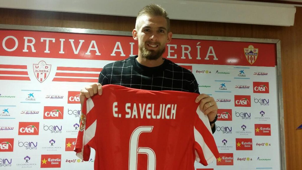 Esteban Saveljich con la camiseta del Almería.