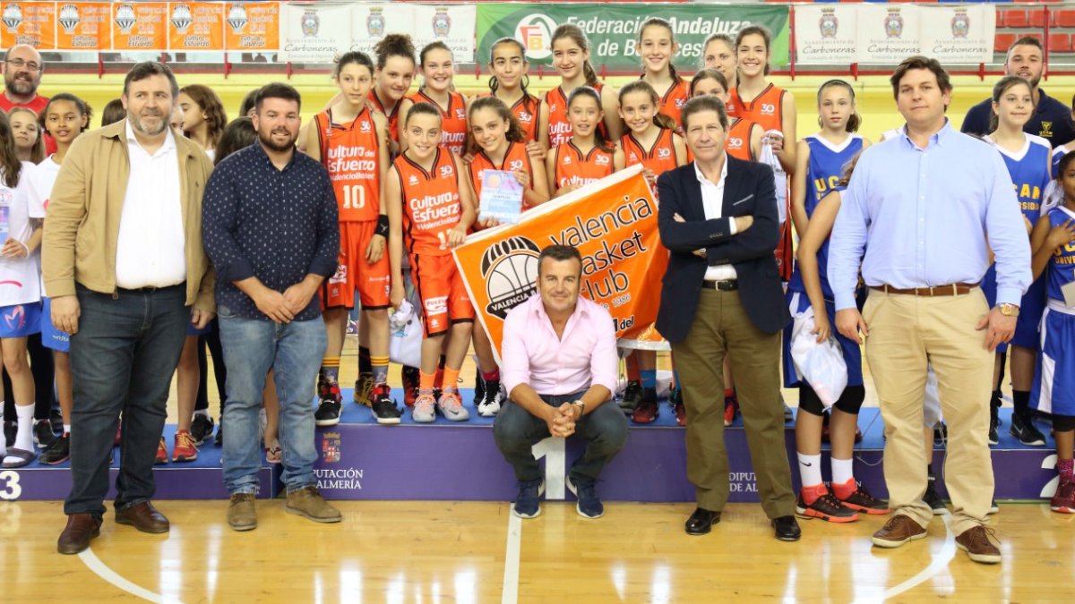 Salvador Hernández, alcalde de Carboneras, posa con los campeones.