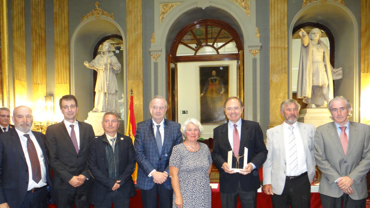 Representantes de AUAN, con el matrimonio Prior y el presidente del Senado.