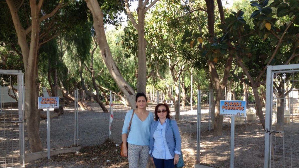 Las concejalas María del Mar Suero y Ángeles Carvajal en el Parque Canino Municipal.