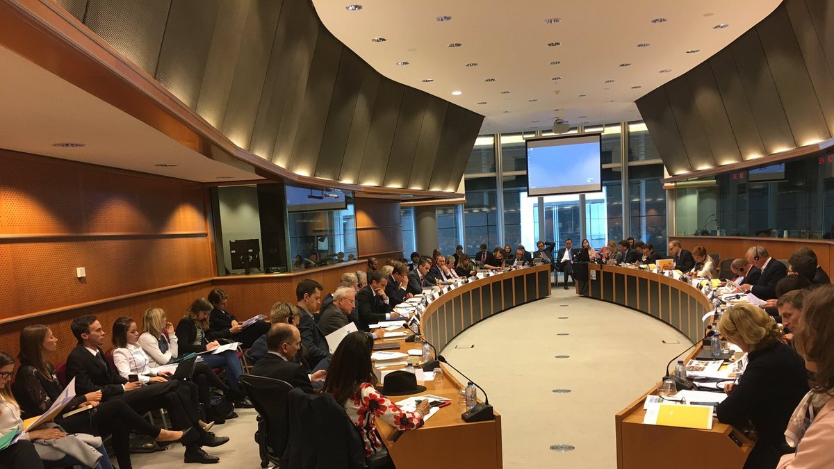 La reunión ha contado con europarlaentarios, representantes del sector de la distribución y agricultores.
