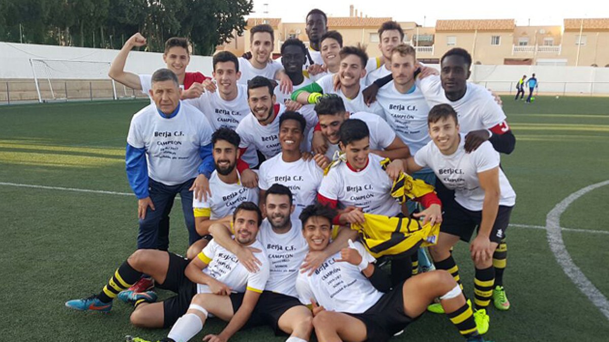 El Berja celebrando el ascenso de categoría.